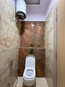 Ένα μπάνιο στο Hotel Mariott Inn