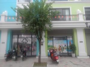 eine Gruppe von Motorrädern, die vor einem Gebäude geparkt sind in der Unterkunft T-Moon Homestay in Binh Hai