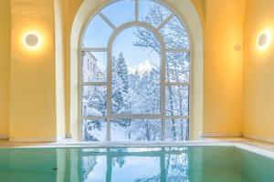 バードガシュタインにあるthe eighteen86 by keyoneの窓と雪に覆われた木々のある屋内プール
