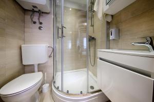 コミジャにあるRiva Suite 1のトイレとガラスのシャワー付きのバスルーム +17枚の写真