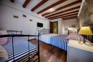 コミジャにあるRiva Suite 1の木製の床の部屋にベッドが2つあります