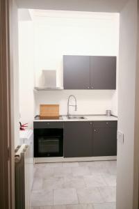 eine Küche mit Spüle und Herd in der Unterkunft Modern Stay in Busto Arsizio - 1,7km station in Busto Arsizio + 19 Fotos