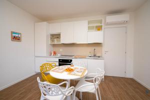 een keuken met een tafel en stoelen in een kamer bij San Pier Tommaso Living in Bologna +19 foto's