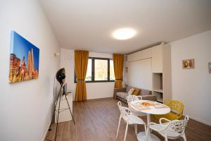 een woonkamer met een tafel en een bank bij San Pier Tommaso Living in Bologna