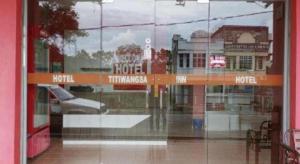 el reflejo de un edificio en una ventana de cristal en SPOT ON 89865 Hotel Titiwangsa GM, en Gua Musang