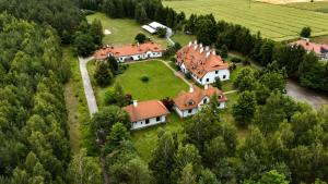 una vista aerea di una grande casa con tetti rossi di Pokoje w ,,Stajni ,, a Niemce