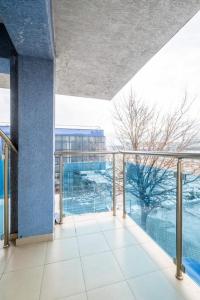 een balkon met uitzicht op het water bij Julia rooms in Sofia