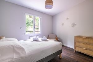 Postel nebo postele na pokoji v ubytování Le Balcon de la Barbinière