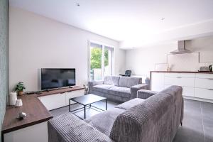 TV a/nebo společenská místnost v ubytování Le Balcon de la Barbinière