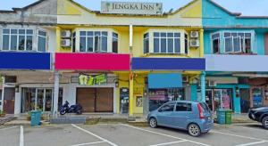a car parked in a parking lot in front of a building at SUPER OYO 818 Hotel 11 in Bandar  Pusat Jengka