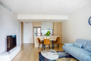 Et opholdsområde på Sydney CBD luxury high level 2 bedroom2 bathroom condo with City view- Pool Gym 4