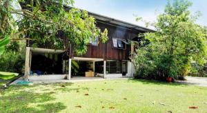 una casa con un patio delante de ella en OYO HOME 90800 Rumah Pangi Homestay, en Kampong Bulong