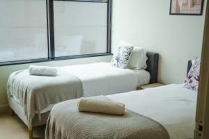 En eller flere senge i et værelse på Sydney CBD luxury high level 2 bedroom2 bathroom condo with City view- Pool Gym 4 + 41 billeder