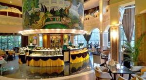 un restaurante con bar en una habitación grande en Haikou Conifer Garden Hotel, en Haikou