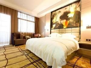 ein Schlafzimmer mit einem großen Bett und einem großen Wandgemälde in der Unterkunft Century Land Hotel Wuyishan in Ch'ung-an-hsien + 183 Fotos