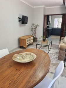 Una mesa de madera con un plato encima en una sala de estar. en One on Old Main - Unit 2, en Hillcrest