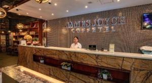 ein Mann steht hinter einer Bar in einem Restaurant in der Unterkunft James Joyce Coffetel·Hefei Heyu Road Zheshang City in Longtang