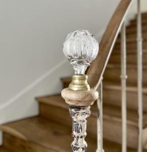 Una bombilla de cristal en el lateral de una escalera. en MAISON LE BEAULIEU, en Vichy