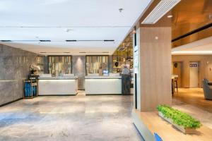 Un vestíbulo de un edificio con un bar en él. en Echarm Hotel Shenyang Nanta Shoe City Army General Hospital, en Shenyang