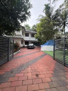 een oprit voor een huis met een auto bij Dream House Near IIM Kozhikode & NIT Calicut in Kozhikode +21 foto's