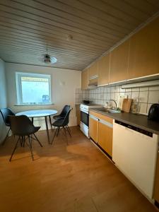 een keuken met een tafel en stoelen erin bij Hobro Living House in Hobro
