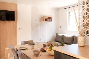 eine Küche und ein Esszimmer mit Tisch und Stühlen in der Unterkunft Slow Village Pornic in La Plaine-sur-Mer