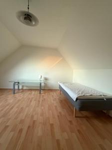 een slaapkamer met een bed en een tafel in een kamer bij Hobro Living House in Hobro