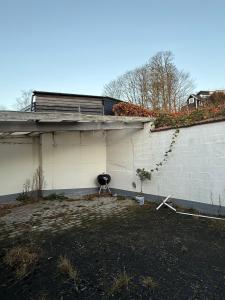 een gebouw met een grill aan de zijkant ervan bij Hobro Living House in Hobro +3 foto's