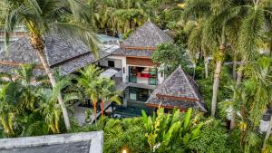 منتجع ذا بيل بول فيلا فوكيت في شاطئ كامالا: منظر جوي لمنزل به أشجار نخيل