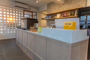 een keuken met een aanrecht in een restaurant bij Morning Place in Ban Krathum Lom +6 foto's