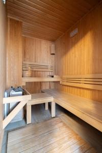 una sauna con bancos de madera en una habitación en Divski Wellness Resort, en Divčibare