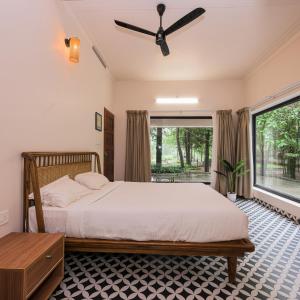 Ένα ή περισσότερα κρεβάτια σε δωμάτιο στο Riverside Private Pool Villa in Kochi - Ohstayz Whispering Grove