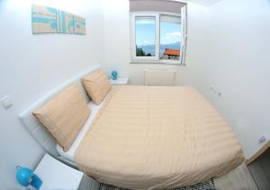 a large bed in a room with a window at Apartment Livingstone in Rijeka