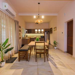 Η κουζίνα ή μικρή κουζίνα στο Riverside Private Pool Villa in Kochi - Ohstayz Whispering Grove +7 φωτογραφίες