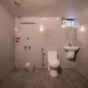 Ένα μπάνιο στο Riverside Private Pool Villa in Kochi - Ohstayz Whispering Grove