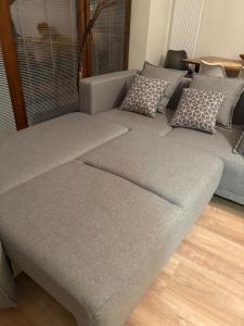 un sofá con almohadas en la sala de estar en Riverside Vrchlabí, en Vrchlabí