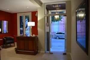a hallway with a door leading to a car at Hotel Praga in Gualeguaychú