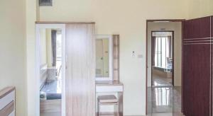Ban Yan SuにあるOrchid Residence At Amataの鏡付きの廊下のある部屋 +96枚の写真