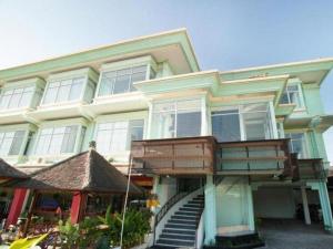 Tòa nhà nơi khách sạn tọa lạc