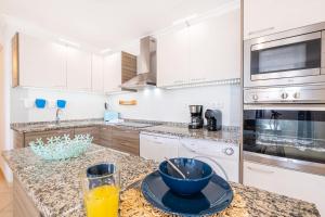 una cucina con bancone e ciotola di succo d'arancia di Margarida Apartment - Ping pong table a Vale de Pedras