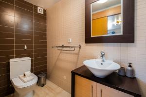 un bagno con un water bianco e un lavandino di Margarida Apartment - Ping pong table a Vale de Pedras Altre 22 foto