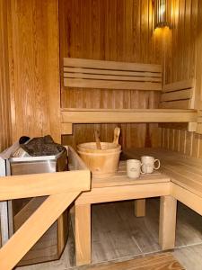 Una sauna con una mesa y dos tazas encima. en Divski Wellness Resort, en Divčibare