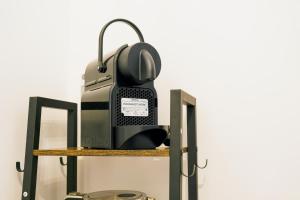 una máquina de fax colocada en un estante en Elegantis Pompeo Magno Suite Apartment - Historic Center near the Vatican and Piazza del Popolo, en Roma