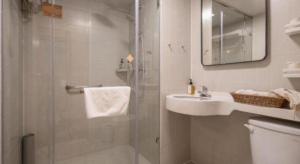 Ένα μπάνιο στο Jinjiang Inn Hangzhou Lin'an Qianwang Street +166 φωτογραφίες