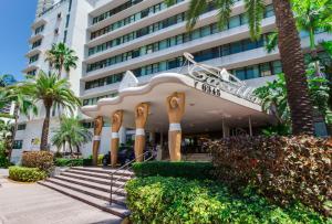 un edificio con una escalera y palmeras delante en Ocean Front Resort Studio, en Miami Beach