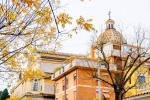 un edificio con una torre encima en Elegantis Pompeo Magno Suite Apartment - Historic Center near the Vatican and Piazza del Popolo, en Roma