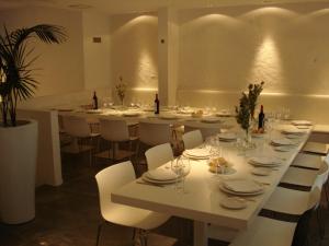 a dining room with a white table and white chairs at Hotel Raimblanc in Villargordo del Cabriel