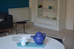 una tetera azul sobre una mesa con una taza en Apartment Perugia, en Perugia