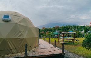 een grote tent met een speeltuin in een park bij Rafiki Retreat in Arusha