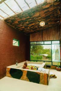 een vrouw in een bad in een kamer bij Rafiki Retreat in Arusha +71 foto's